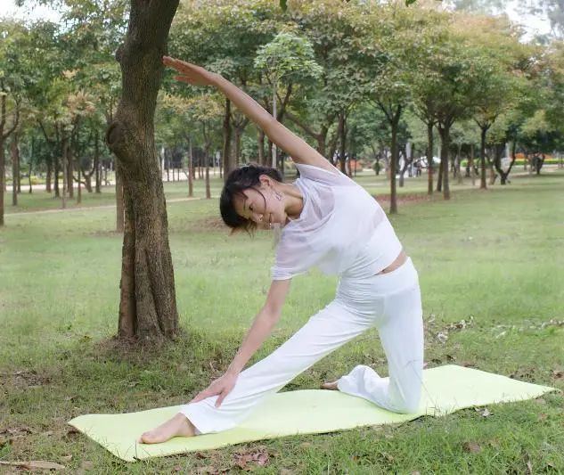 4 个瑜伽瘦腿的动作,每天坚持 10 分钟,让你变身“瘦腿”美女 第 6 张 4 个瑜伽瘦腿的动作,每天坚持 10 分钟,让你变身“瘦腿”美女 第 6 张