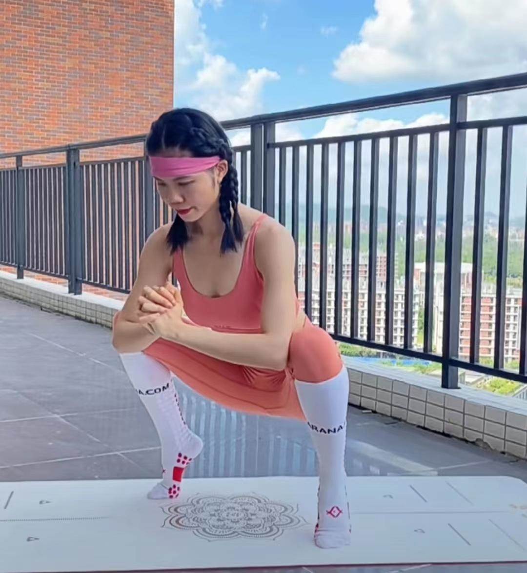 屈膝静蹲可以瘦小腿，还能让腿变直! 但动作重点是关键，一定要弄懂  第 1 张