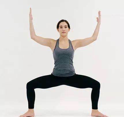 这个动作叫「女神式」，开髋瘦腿，每天 10 分鐘，腿型越练越好看  第 4 张