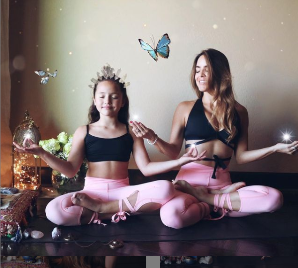 她坚持瑜伽 10 年, 身材赛过女儿, 一起美到老… 第 7 张 她坚持瑜伽 10 年, 身材赛过女儿, 一起美到老… 第 7 张