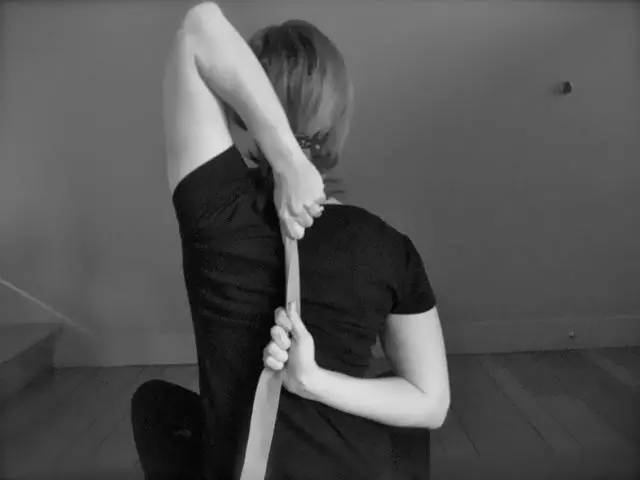 精讲 | 牛面式 (gomukhasana) 提升能量 治愈心情忧郁 臀部 双手 脊柱 体式 弯曲 肩膀 肩部 第 5 张 精讲 | 牛面式 (gomukhasana) 提升能量 治愈心情忧郁 臀部 双手 脊柱 体式 弯曲 肩膀 肩部 第 5 张