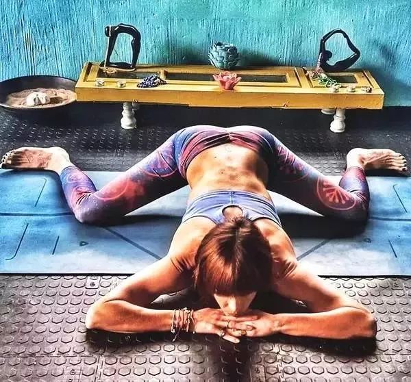 10 组开髋体式 + 8 组瑜伽带辅助开髋体式,助你“全方位”打开髋部! 第 1 张 10 组开髋体式 + 8 组瑜伽带辅助开髋体式,助你“全方位”打开髋部! 第 1 张