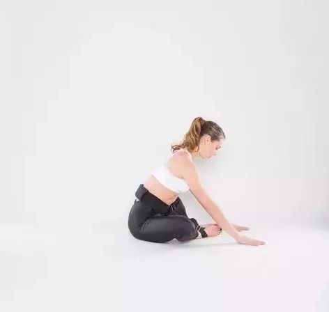 10 组开髋体式 + 8 组瑜伽带辅助开髋体式,助你“全方位”打开髋部! 第 4 张 10 组开髋体式 + 8 组瑜伽带辅助开髋体式,助你“全方位”打开髋部! 第 4 张